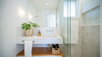 Lägenhet | Badrum | Gratis toalettartiklar, hårtork, handdukar och toalettpapper