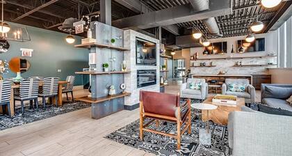 West Loop Condo w/Parking + Gym - Walk to Fulton Market