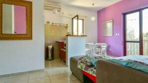 Une chambre à coucher avec un lit, un bureau, une chaise et une fenêtre.