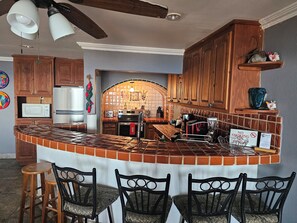 Private kitchen - Delightful 3-bedroom condo with AC in Puerto Peñasco (Puerto Peñasco)