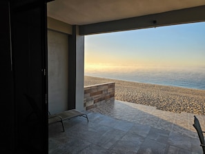 A balcony with a view of the beach and ocean. - Delightful 3-bedroom condo with AC in Puerto Peñasco (Puerto Peñasco)