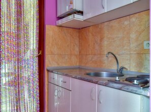 Réfrigérateur, four, batterie de cuisine, vaisselle et ustensiles