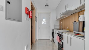 House | Internet - Stayshort - Cozy Compact Studio in JVC That Sleeps 2 (Dubai)