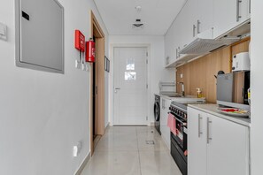 House - Stayshort - Cozy Compact Studio in JVC That Sleeps 2 (Dubai)