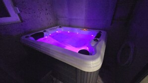 A hot tub with a control panel and a power outlet. - Villa Bella Vista - One Bedroom apartment with Balcony and View (Ivanec)