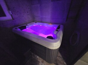 A hot tub with a control panel and a power outlet. - Villa Bella Vista - One Bedroom apartment with Balcony and View (Ivanec)