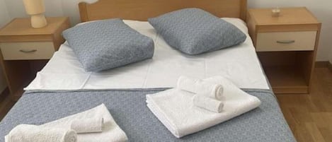 Fer et planche Ă repasser, accĂšs Ă Internet, literie fournie