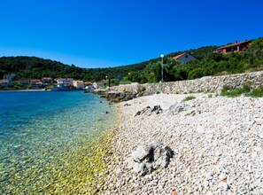 Beach - Holiday Home Villa Rokov - Five Bedroom Holiday Home with Swimming Pool (Mali Iž)