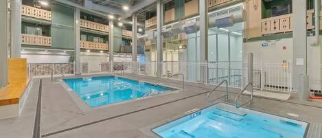 Innendørsbasseng og et oppvarmet basseng