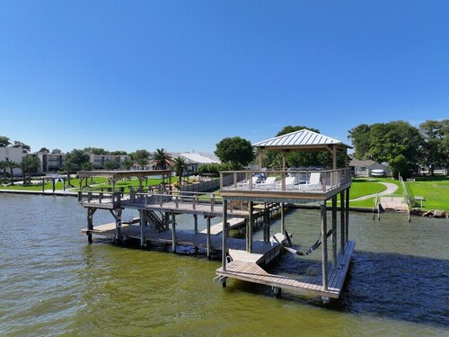 Gated 7BR Dual-Villa Estate: Grand Mainhouse+Guest Cottage with Private Pier