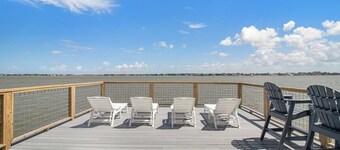 Pelican Bay Estate - Private 7BR Waterfront with Pool, Pier & Gated Compound