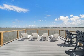 Terrace/patio - Pelican Bay Resort - Waterfront - Family, Large Group - 35 min to World Cup 2026 (Seabrook)