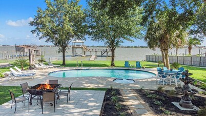 Pelican Bay Resort - Waterfront Family Retreat, Pool, Hot Tub, Private Pier