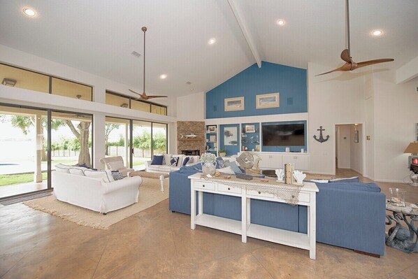 Smart TV - Pelican Bay Estate-Luxury Waterfront Vacation Home (Seabrook)