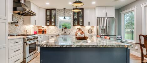 Fridge, microwave, stovetop, dishwasher