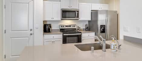 Réfrigérateur, micro-ondes, plaque de cuisson, lave-vaisselle