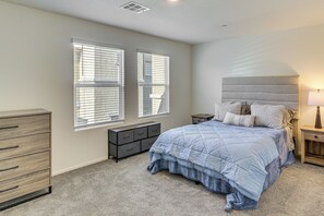2 bedrooms, iron/ironing board, Internet, bed sheets - 8 Mi to Strip! Modern Townhome in South Vegas (Las Vegas)