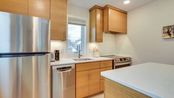 Réfrigérateur, micro-ondes, plaque de cuisson, lave-vaisselle