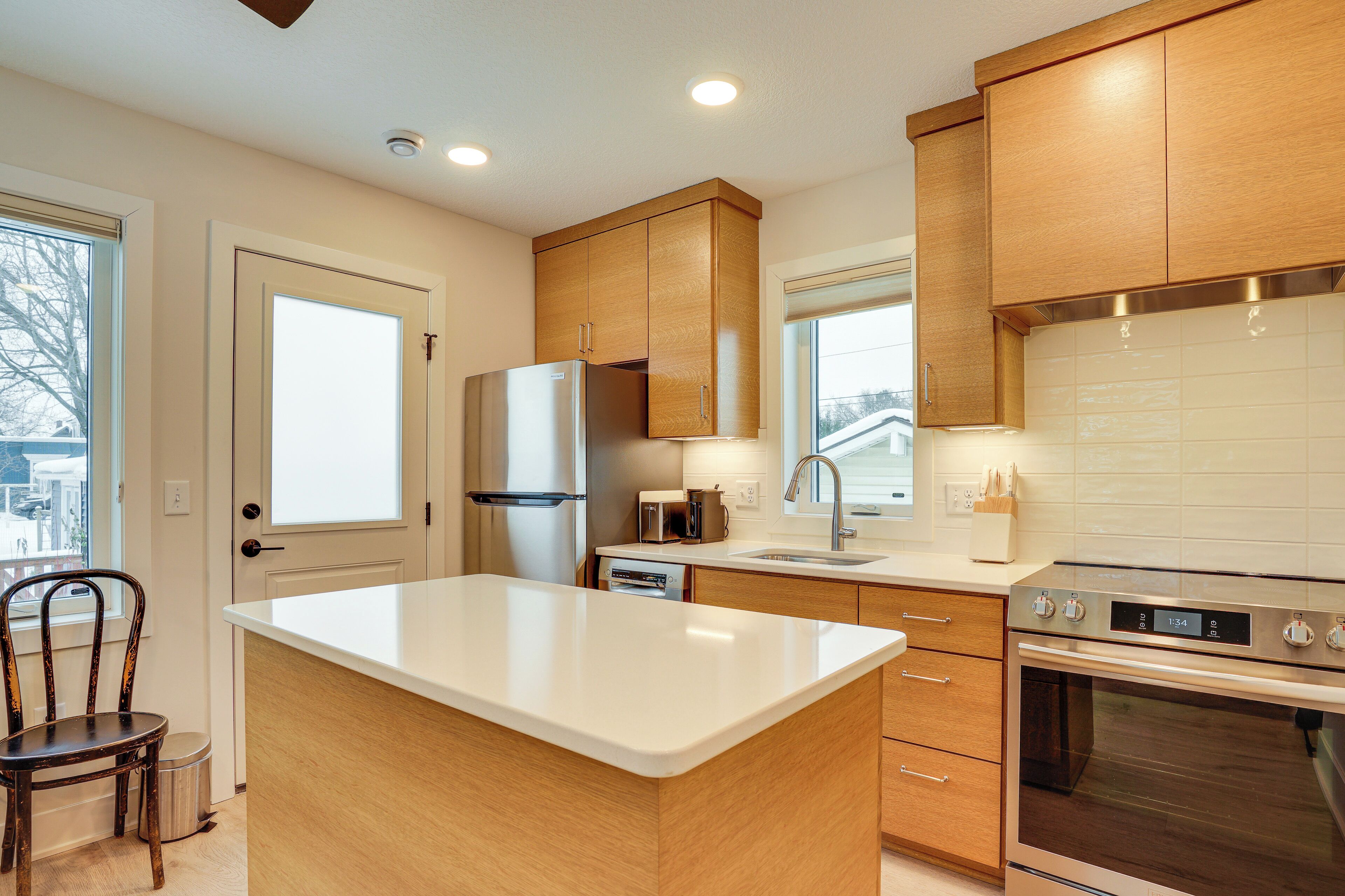 Réfrigérateur, four à micro-ondes, surface de cuisson, lave-vaisselle