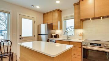 Réfrigérateur, four à micro-ondes, surface de cuisson, lave-vaisselle