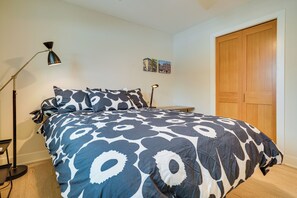 Escrivaninha, ferros/tábuas de passar roupa, acesso à internet