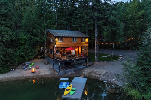 Hot Tub & Fire Pit: Getaway on Pend Oreille River