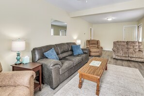 TV - Bear Lake Home: 6 Miles to Arcadia Beach! (Bear Lake)