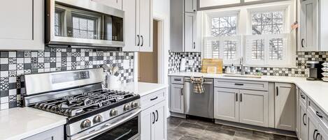 Køleskab, mikrobølgeovn, kogeplade, opvaskemaskine