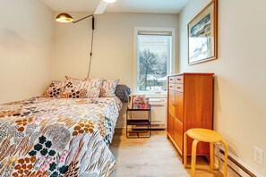 1 quarto, escrivaninha, ferros/tábuas de passar roupa, acesso à internet