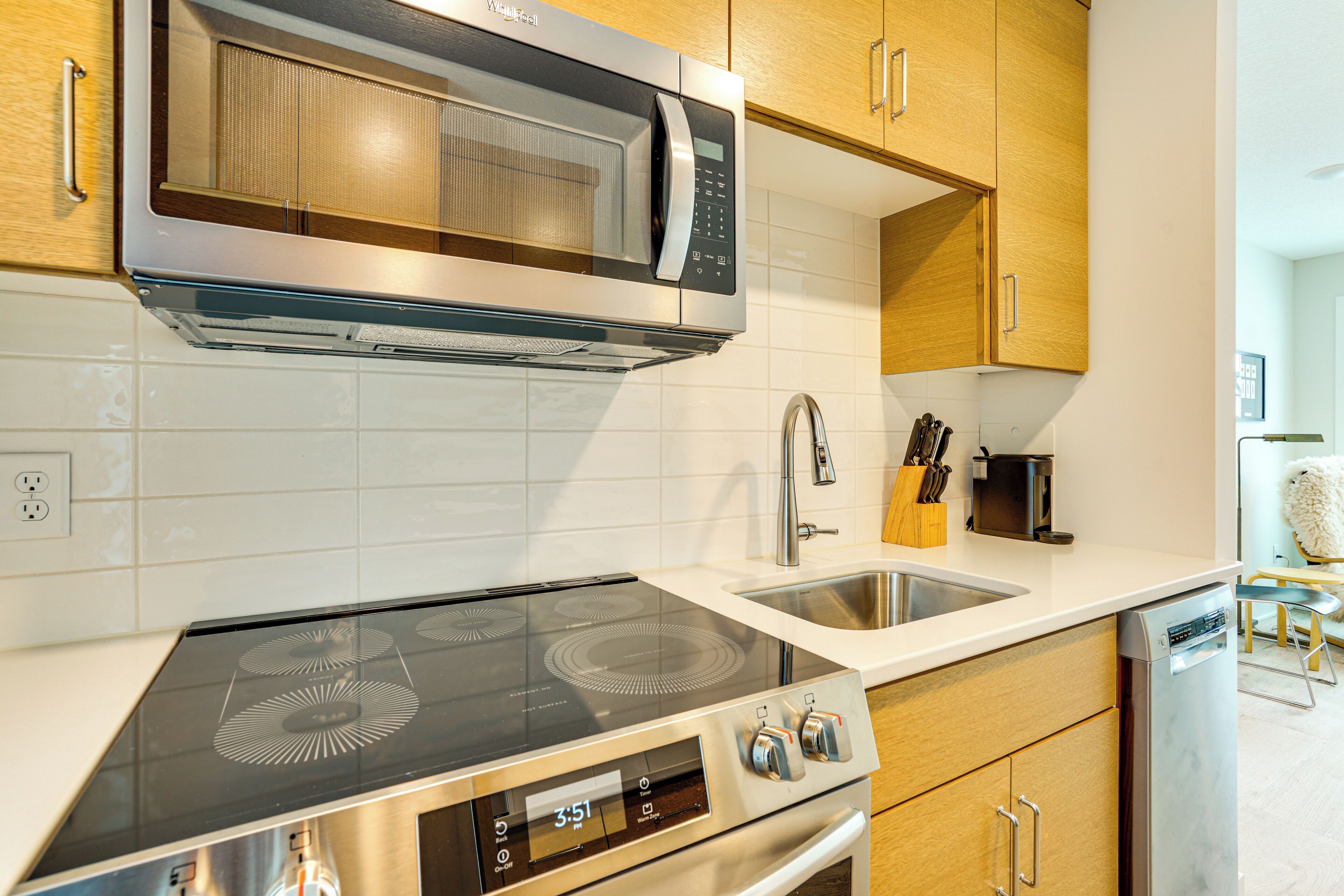 Réfrigérateur, micro-ondes, plaque de cuisson, lave-vaisselle