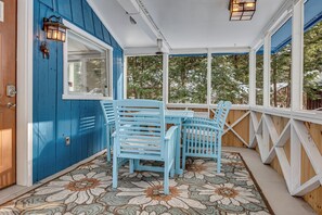 Outdoor dining - All-Season Getaway in Tamworth: Pets Welcome! (Tamworth)