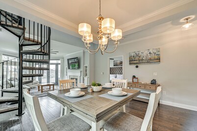 Condo w/ Deck: Waterfront Lake Norman Retreat!