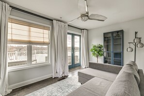 Televisión, chimenea y libros