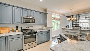 Fridge, microwave, stovetop, dishwasher