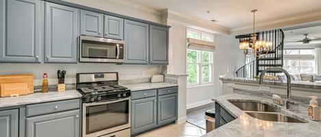 Geladeira, micro-ondas, cooktop, lava-louças