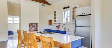 Frigorifero, microonde, piano cottura, lavastoviglie