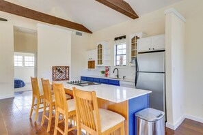 Fridge, microwave, stovetop, dishwasher