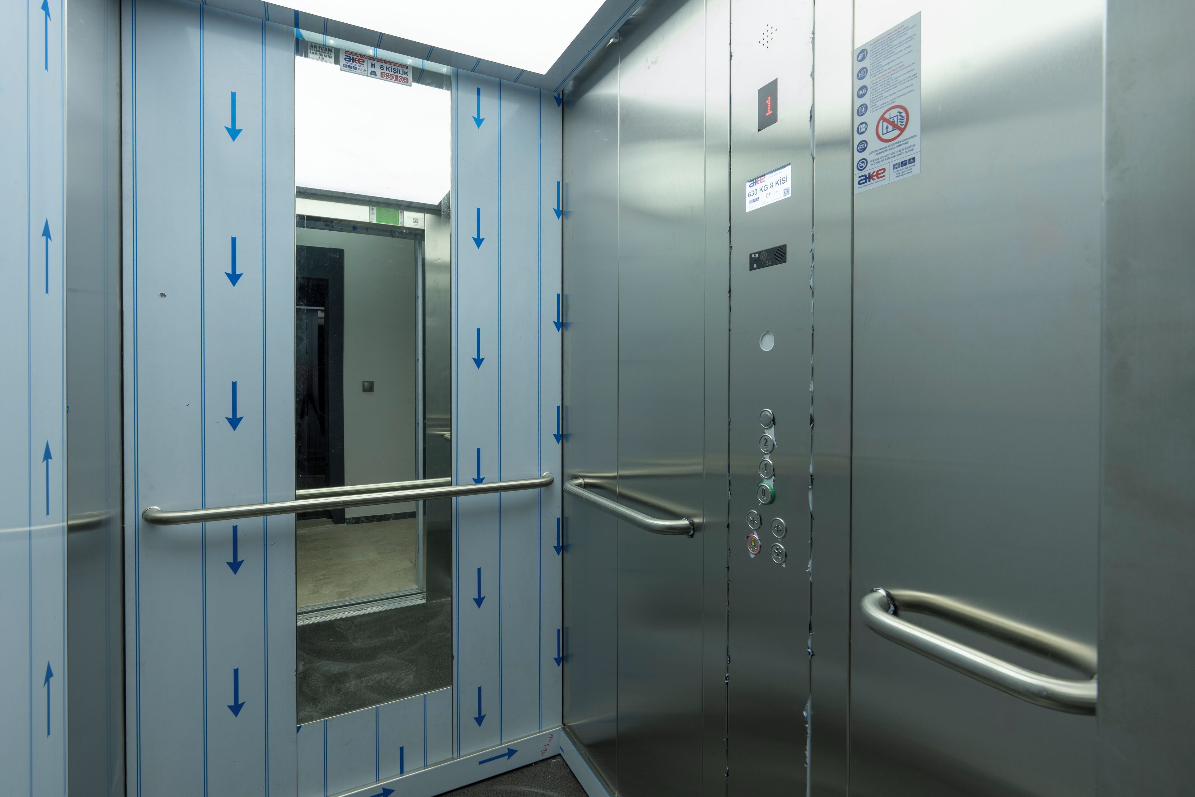 واجهة المنشأة - في المساء/الليل