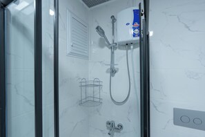 Deluxe Apartment | Bathroom | Shower, hair dryer, slippers, towels - The Orange Cactus (Antalya)