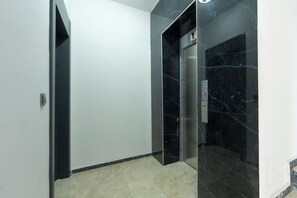 Mặt tiền nơi lưu trú - ban đêm