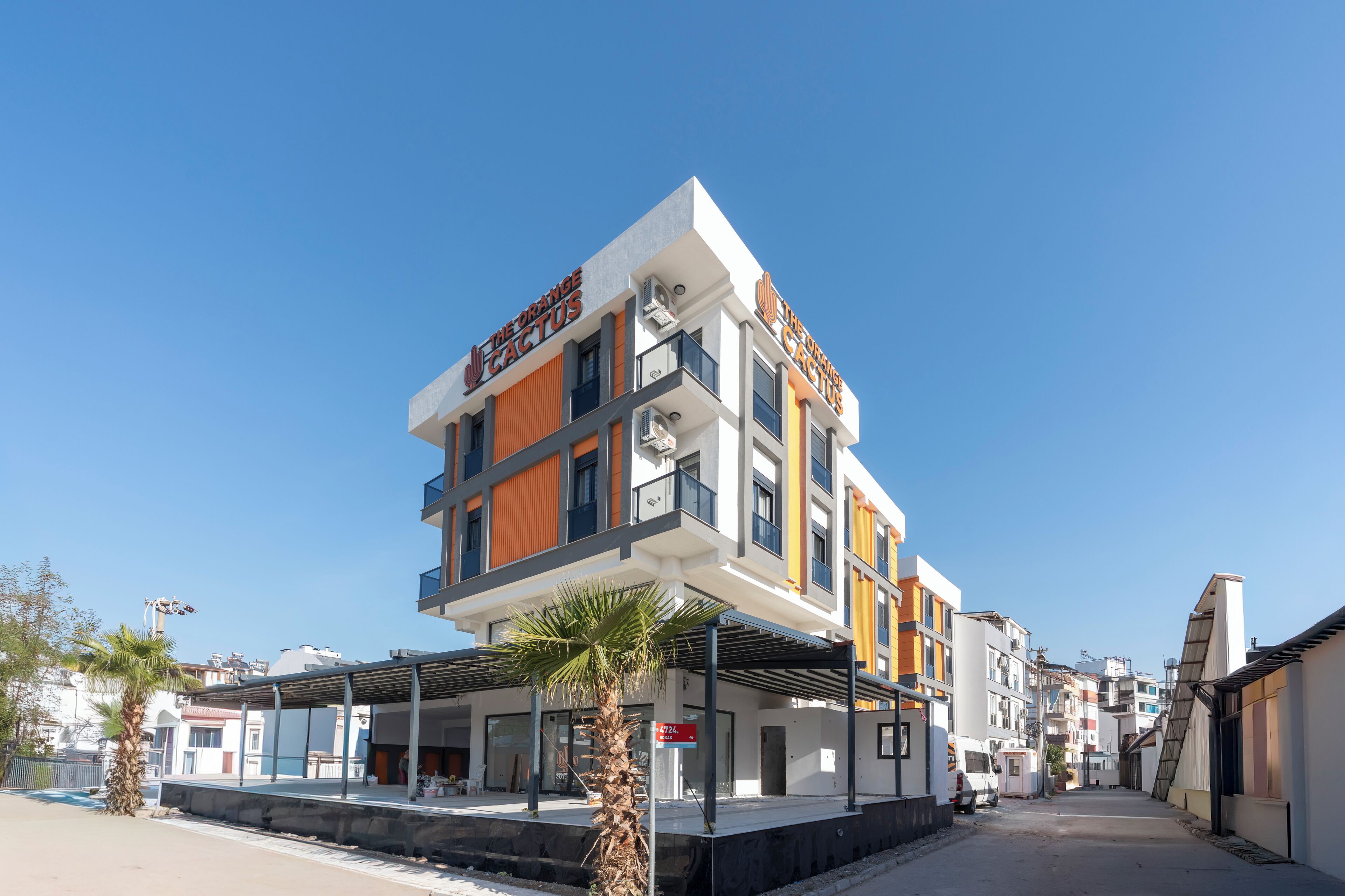 واجهة المنشأة - في المساء/الليل