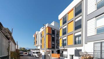 واجهة المنشأة - في المساء/الليل