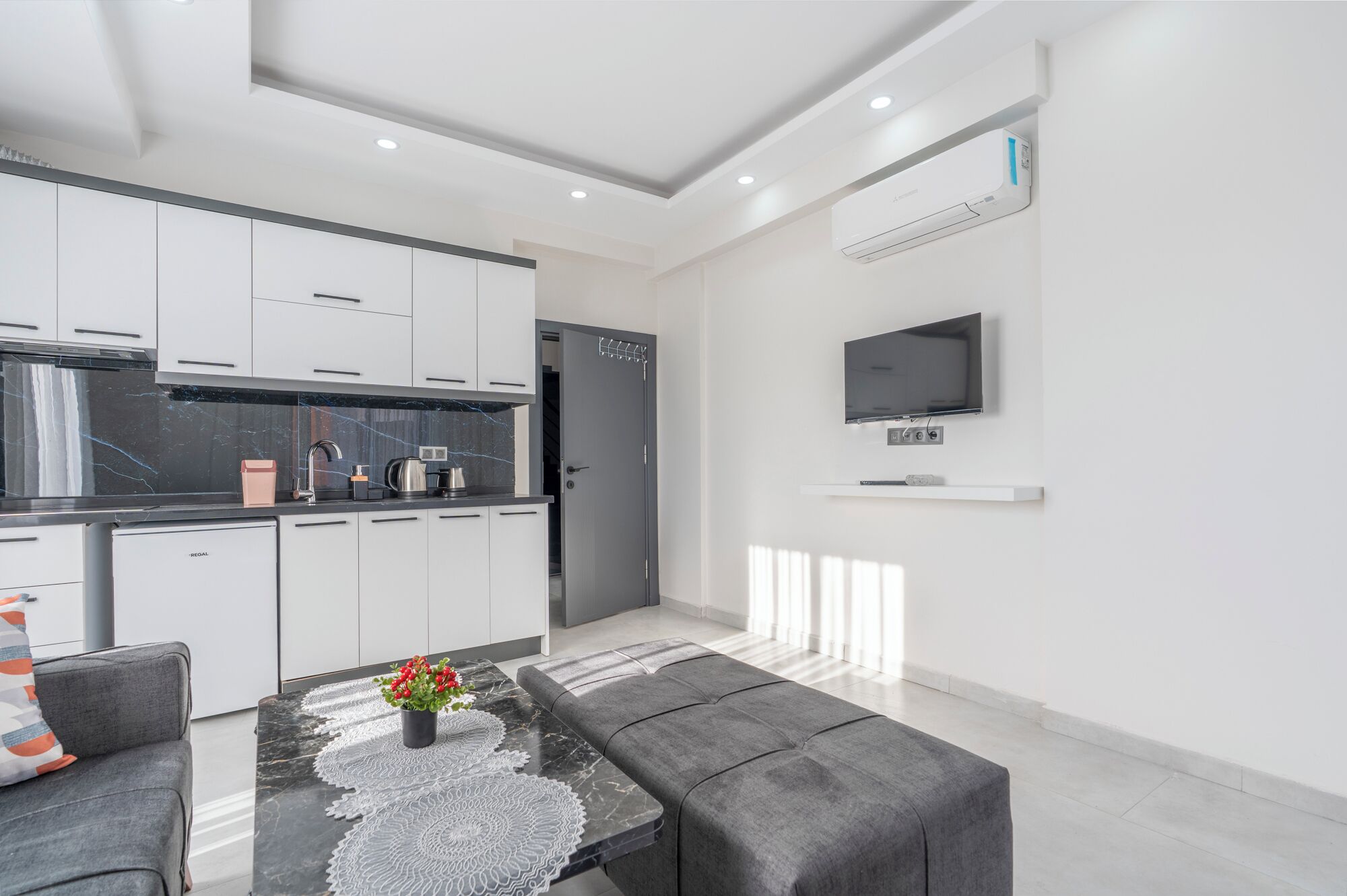 Deluxe Apartment | Private kitchen | Fridge, stovetop, cookware/dishes/utensils