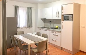Fridge, microwave, cookware/dishes/utensils - Cozy apartment in Medulin (Medulin)