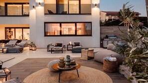 Terrace/patio - Villa Mikolina – Relaxation and Luxury with Heated Outdoor Pool and Wellness on the Island of Krk (Kornić (Krk))