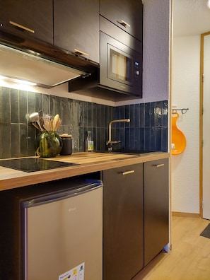 Geladeira, micro-ondas, fogão, cooktop