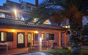 Outdoor dining - Nice apartment in Pjescana uvala with WiFi (Pjescana uvala)