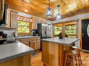 Fridge, microwave, oven, stovetop - The Great Escape Hot Tub Mtn Views Close to downtown (Bryson City)