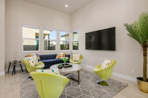 Smart TV, table tennis - Brand New! Chic, Gated & Safe. Family & Pet Friendly, Sleeps 9 with Rec. Room… (Indio)