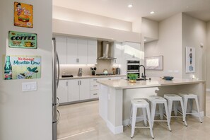 ثلاجة، ميكروويف، فرن، موقد طهي مسطح